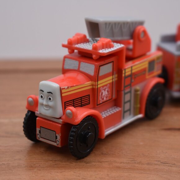 Flynn & Tender 2003 Thomas the Train Fire Truck Wooden Railway Engine Train - Picture 3 of 9